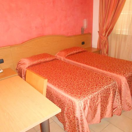 Hotel Tenda Rossa มารีนาดีคาร์รารา ภายนอก รูปภาพ