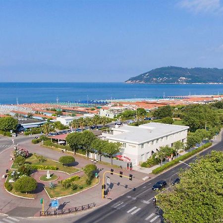 Hotel Tenda Rossa มารีนาดีคาร์รารา ภายนอก รูปภาพ