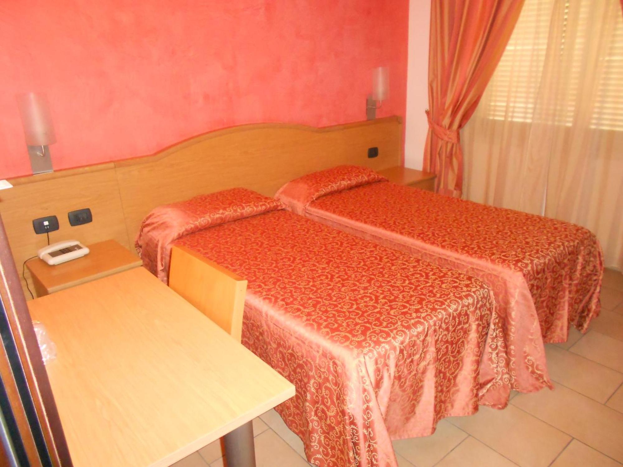 Hotel Tenda Rossa มารีนาดีคาร์รารา ภายนอก รูปภาพ