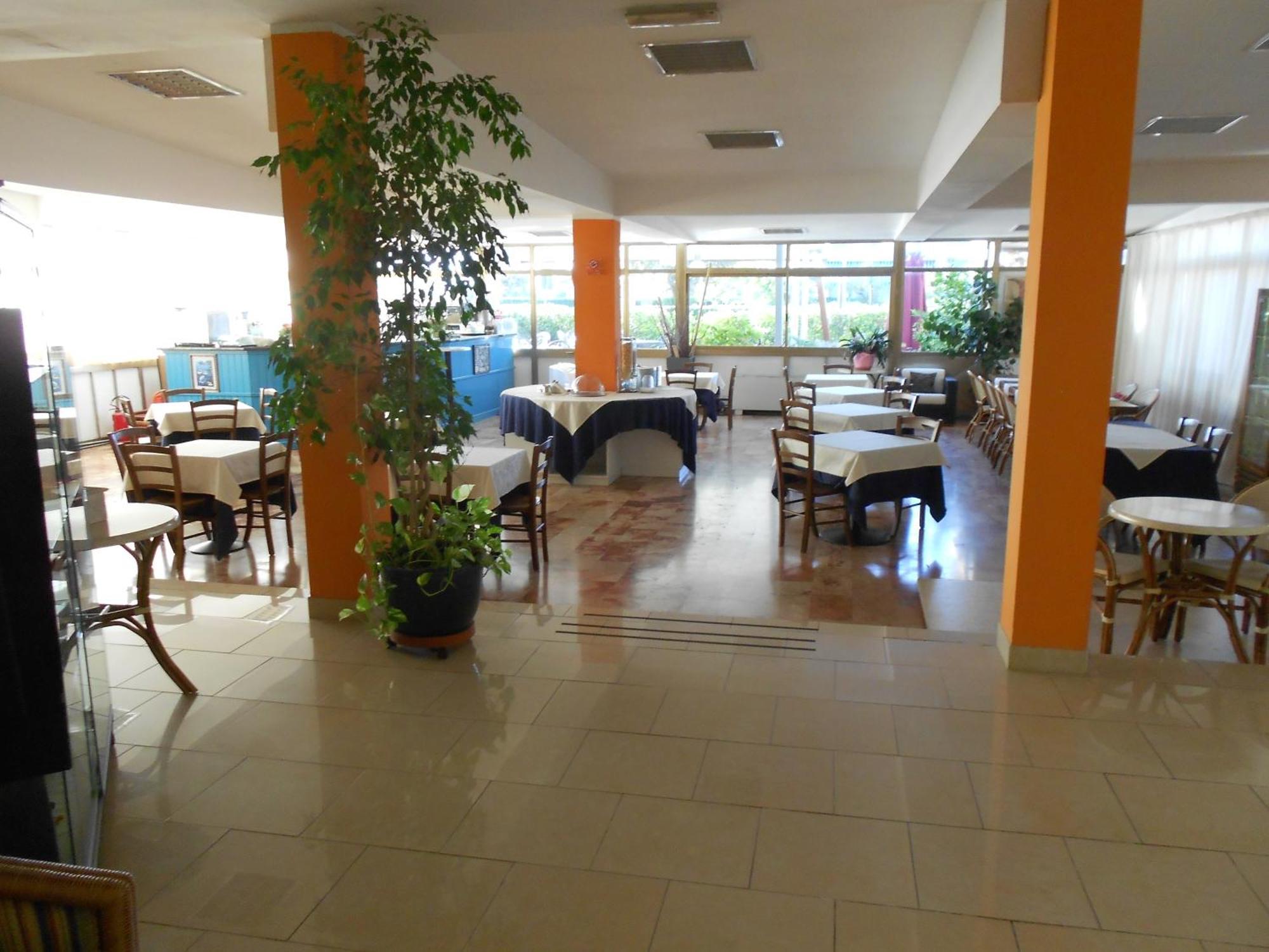 Hotel Tenda Rossa มารีนาดีคาร์รารา ภายนอก รูปภาพ