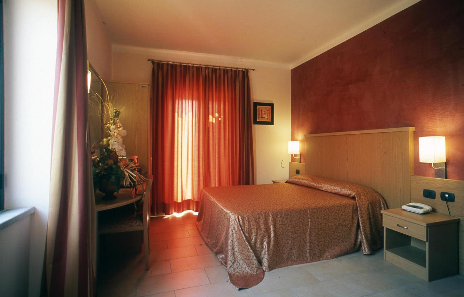 Hotel Tenda Rossa มารีนาดีคาร์รารา ภายนอก รูปภาพ