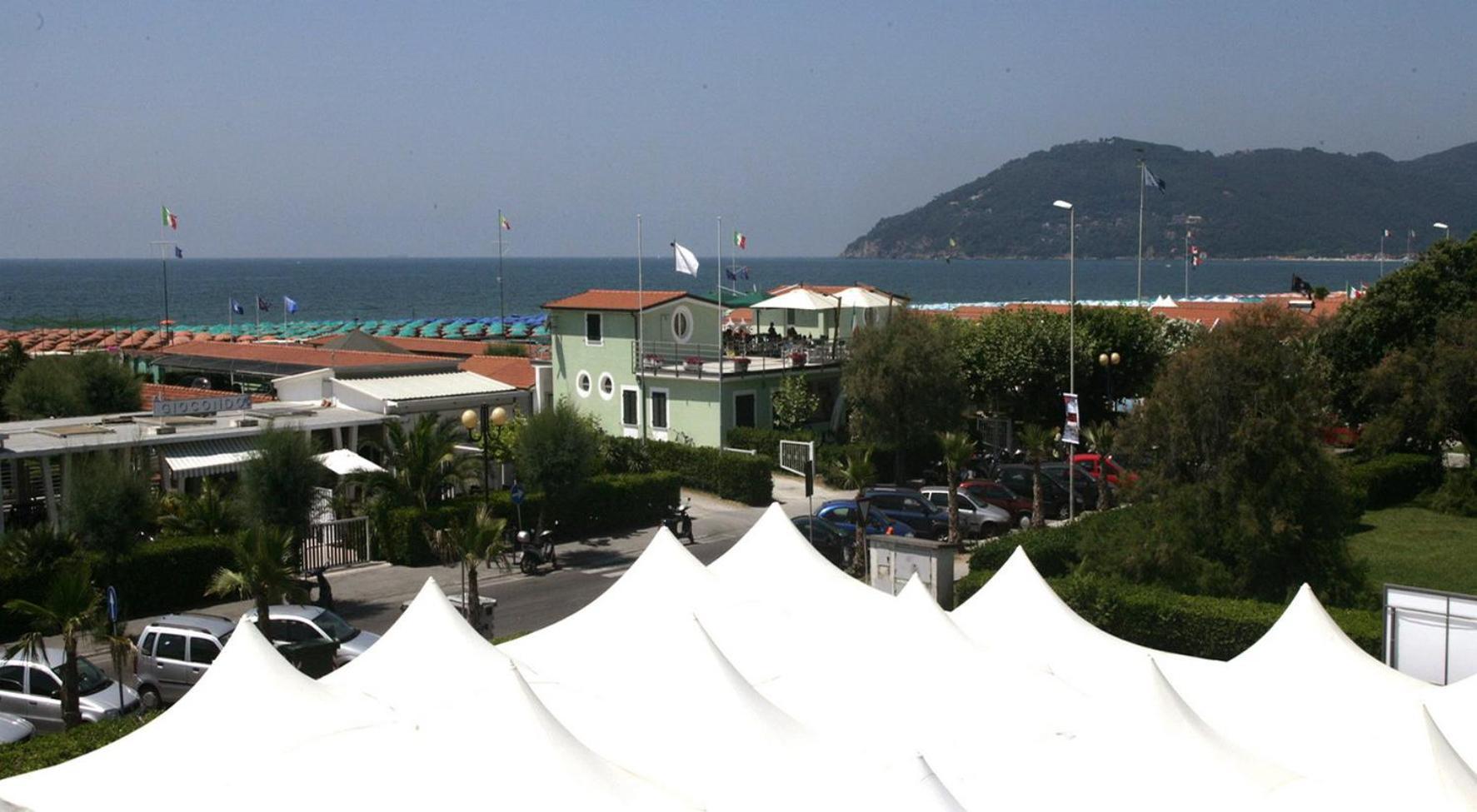 Hotel Tenda Rossa มารีนาดีคาร์รารา ภายนอก รูปภาพ