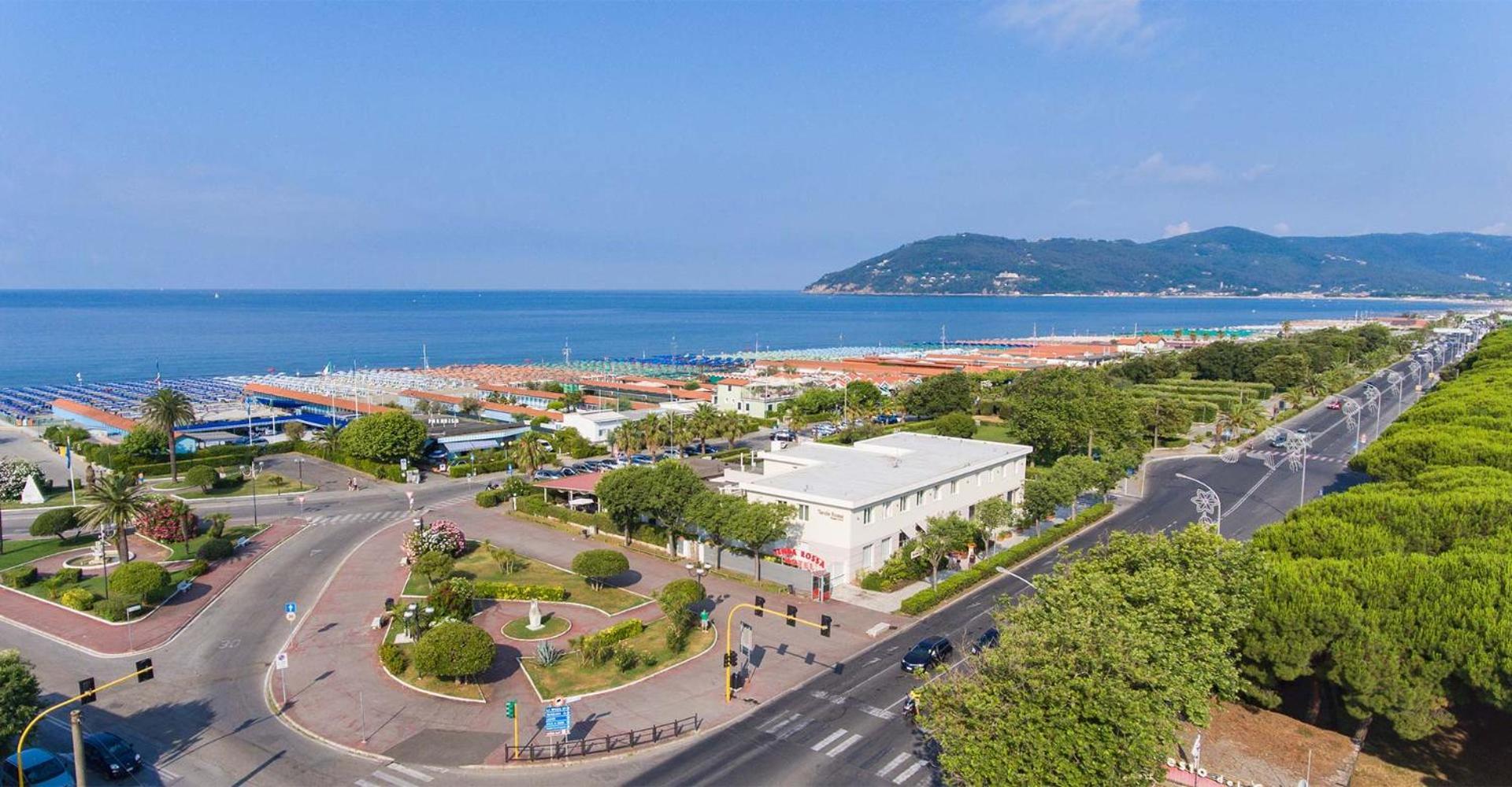 Hotel Tenda Rossa มารีนาดีคาร์รารา ภายนอก รูปภาพ