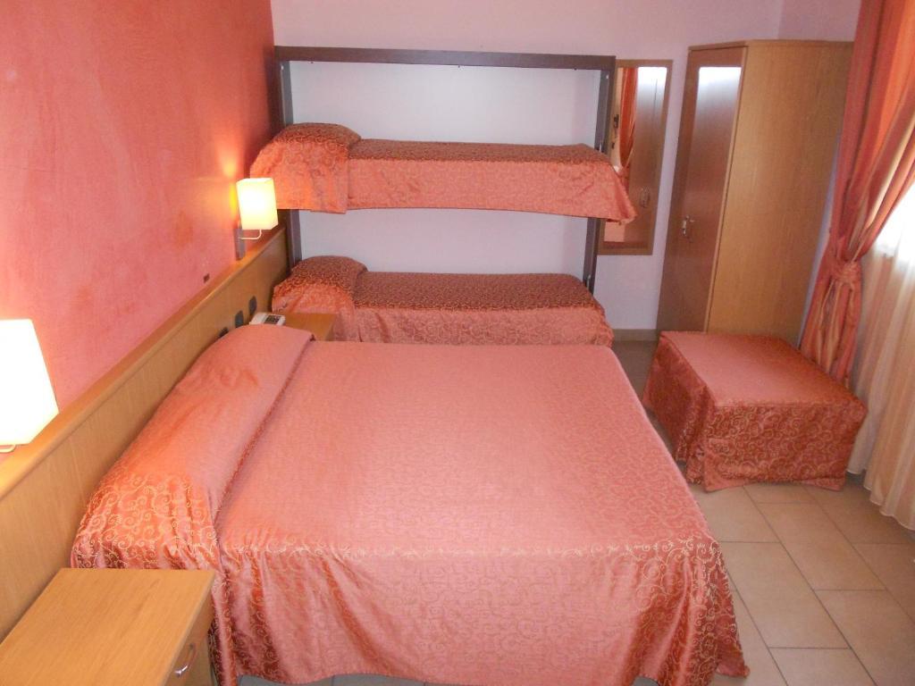 Hotel Tenda Rossa มารีนาดีคาร์รารา ห้อง รูปภาพ