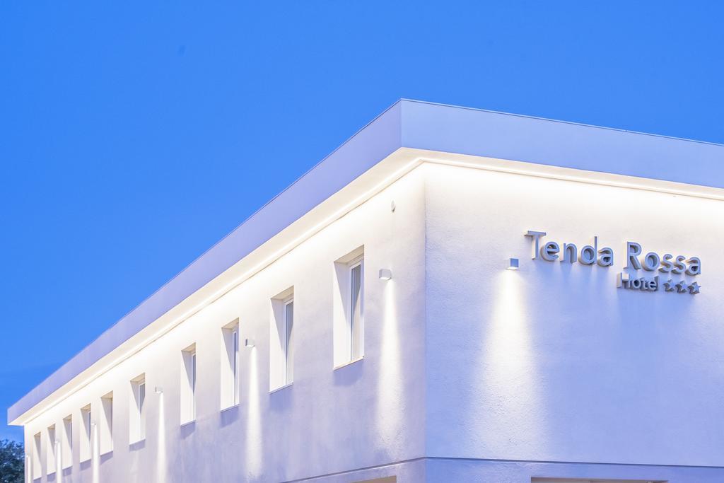 Hotel Tenda Rossa มารีนาดีคาร์รารา ภายนอก รูปภาพ