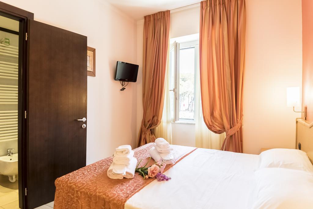 Hotel Tenda Rossa มารีนาดีคาร์รารา ภายนอก รูปภาพ